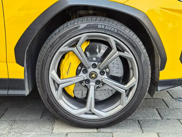 Lamborghini Urus — Фото автомобиля 4
