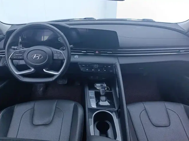 Hyundai Elantra — Фото автомобиля 12
