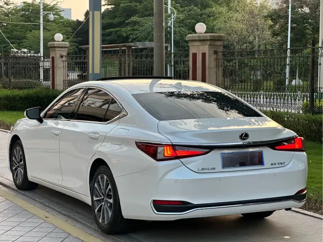 Lexus ES — Фото автомобиля 10