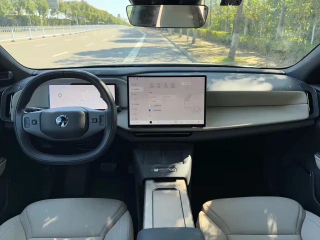 Volvo XC70 Plug-in Hybrid — Фото автомобиля 6