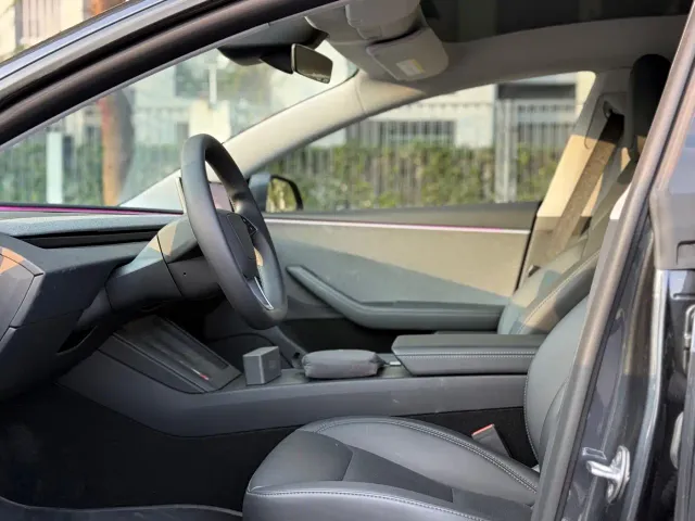 Tesla Model 3 — Фото автомобиля 8