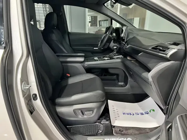 Toyota Sienna — Фото автомобиля 26