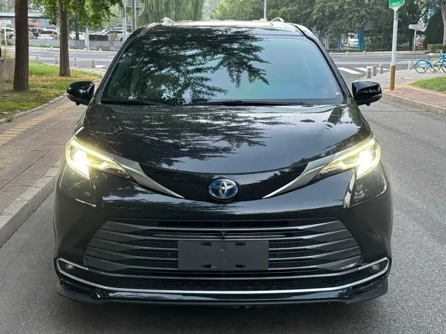 Toyota Sienna — Фото автомобиля 2