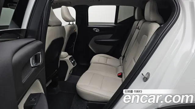 Volvo XC40 — Фото автомобиля 18
