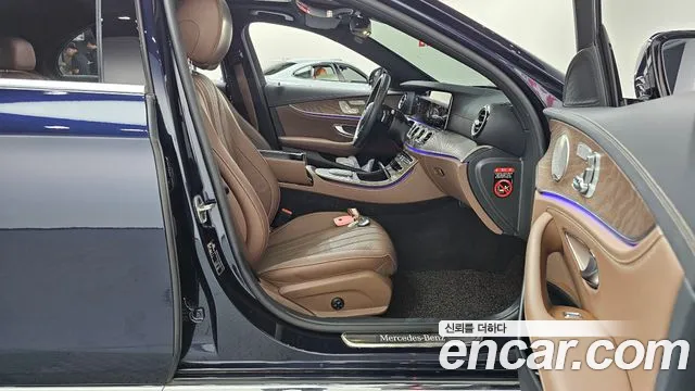 Mercedes-Benz E-Class — Фото автомобиля 23
