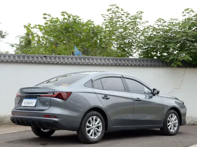 Roewe i5 — Фото автомобиля 4