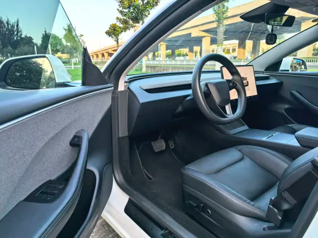 Tesla Model 3 — Фото автомобиля 20