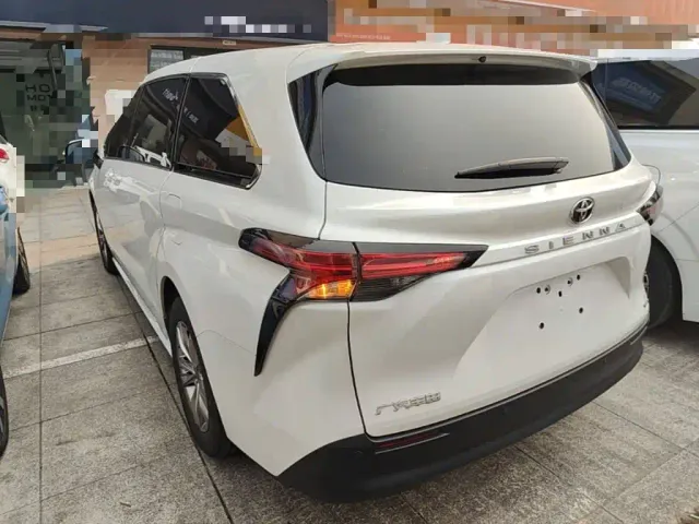 Toyota Sienna — Фото автомобиля 4