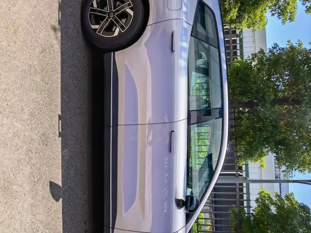 Volvo XC70 Plug-in Hybrid — Фото автомобиля 3