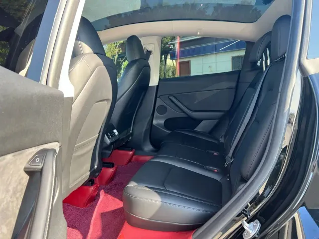Tesla Model Y — Фото автомобиля 10