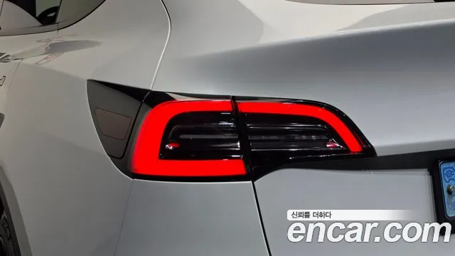 Tesla Model Y — Фото автомобиля 23