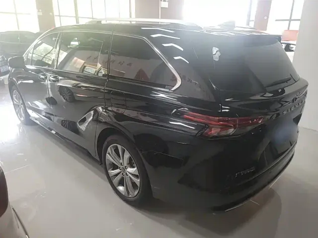 Toyota Sienna — Фото автомобиля 4