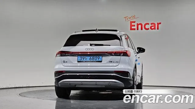 Audi Q4 e-tron — Фото автомобиля 4