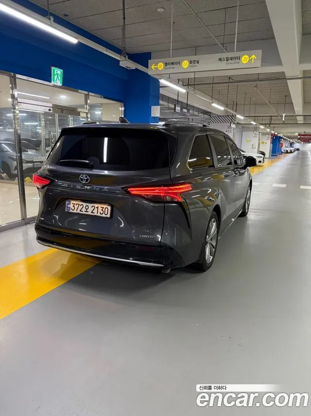 Toyota Sienna — Фото автомобиля 2