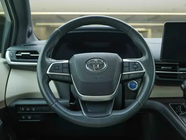 Toyota Sienna — Фото автомобиля 17