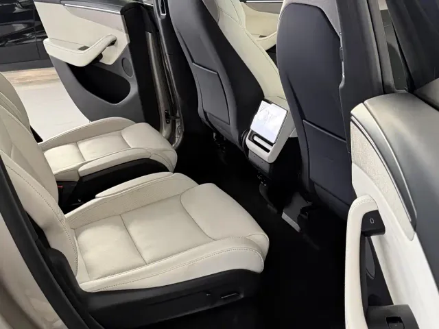 Tesla Model Y L — Фото автомобиля 9