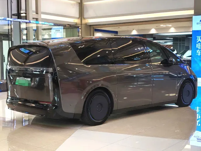 Li Auto MEGA — Фото автомобиля 7
