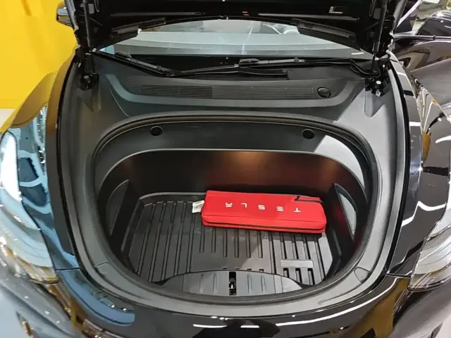 Tesla Model 3 — Фото автомобиля 19