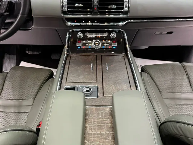 Lincoln Navigator — Фото автомобиля 7