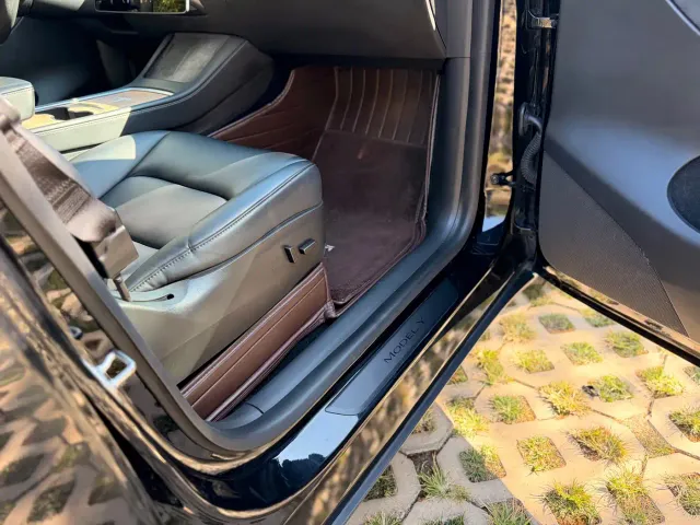 Tesla Model Y — Фото автомобиля 14