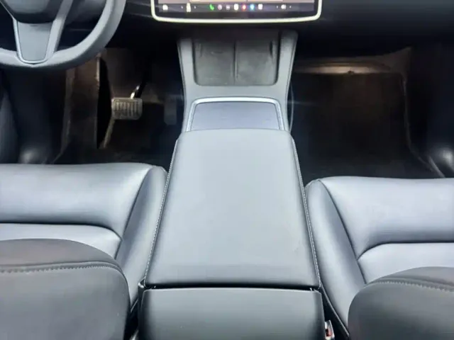 Tesla Model Y — Фото автомобиля 11