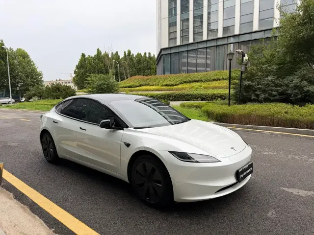 Tesla Model 3 2023 Rear-Wheel Drive — Фото автомобиля 3