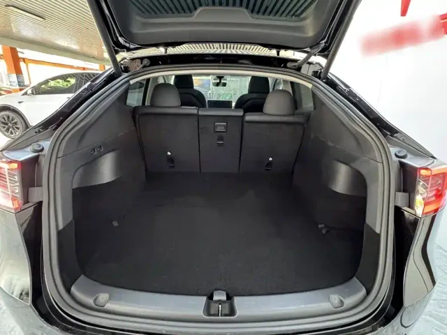Tesla Model Y — Фото автомобиля 17