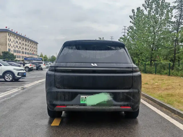 Li Auto L8 — Фото автомобиля 9
