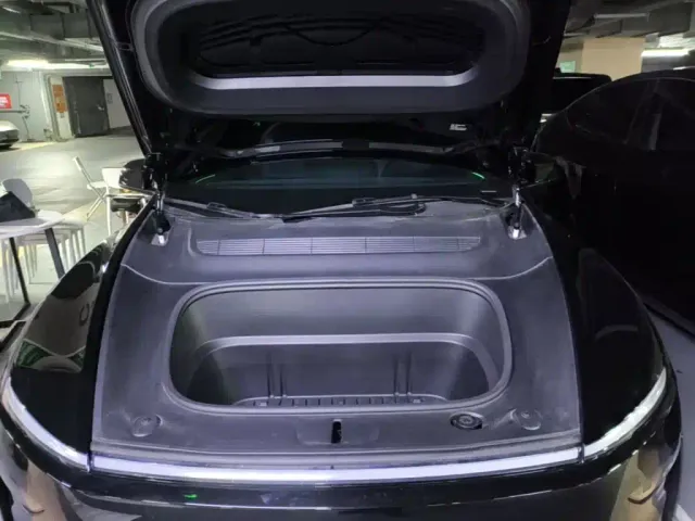 Tesla Model Y L — Фото автомобиля 19