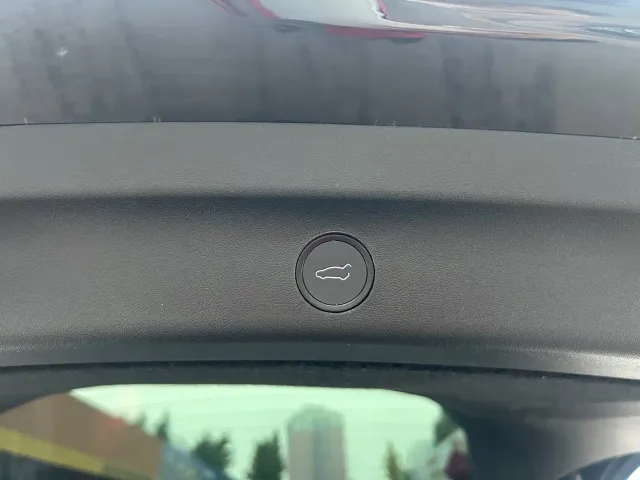 Tesla Model Y — Фото автомобиля 23
