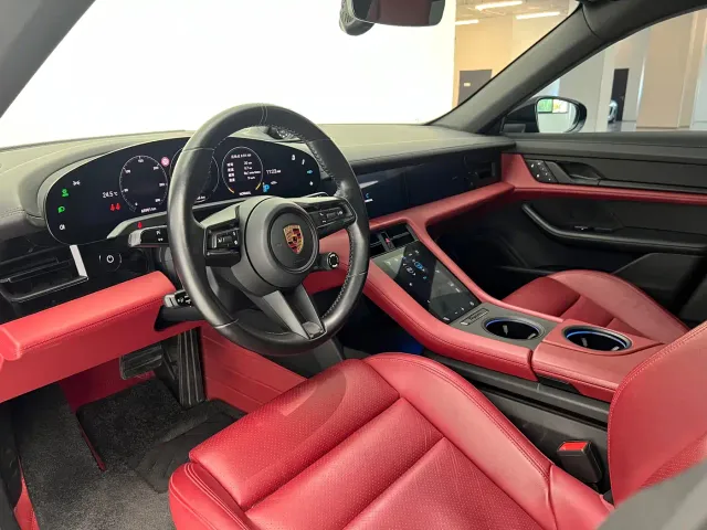Porsche Taycan — Фото автомобиля 10