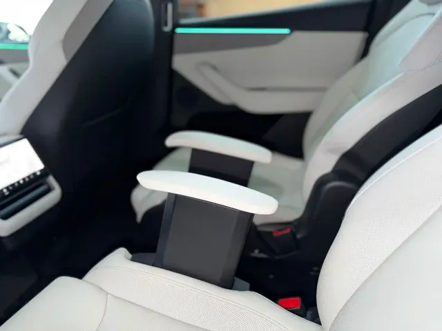 Tesla Model Y L — Фото автомобиля 7