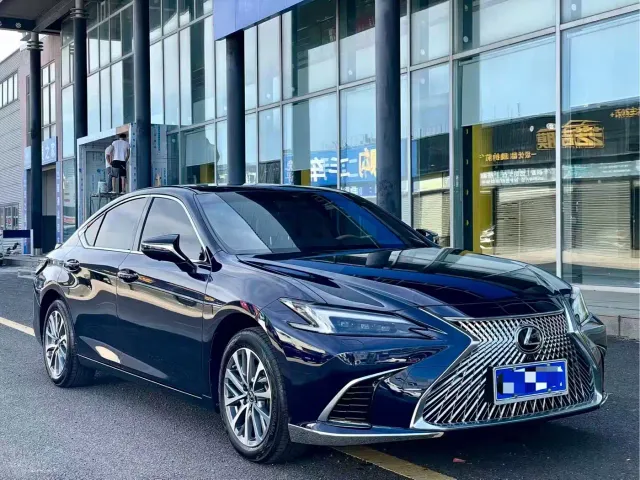 Lexus ES — Фото автомобиля 3