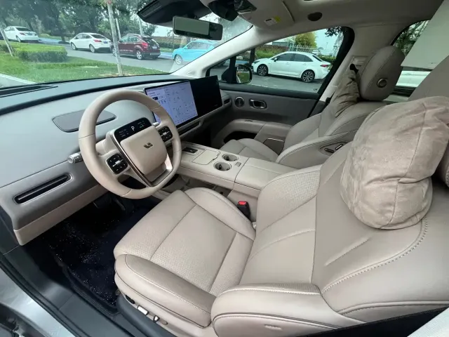 Li Auto i8 — Фото автомобиля 11
