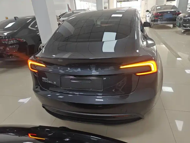 Tesla Model 3 — Фото автомобиля 5