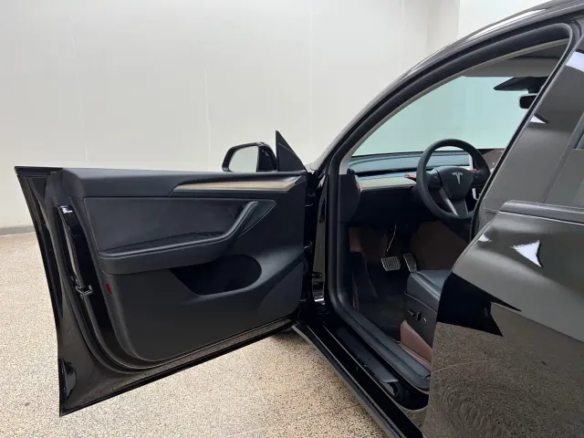 Tesla Model Y — Фото автомобиля 8
