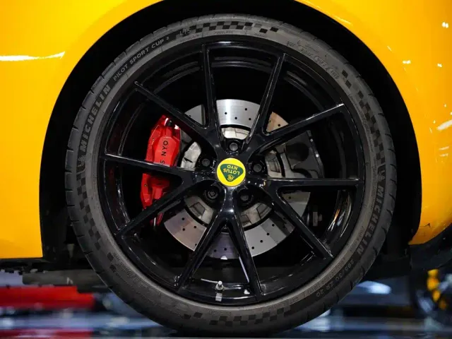 Lotus Emira — Фото автомобиля 8