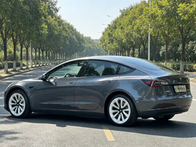 Tesla Model 3 — Фото автомобиля 5