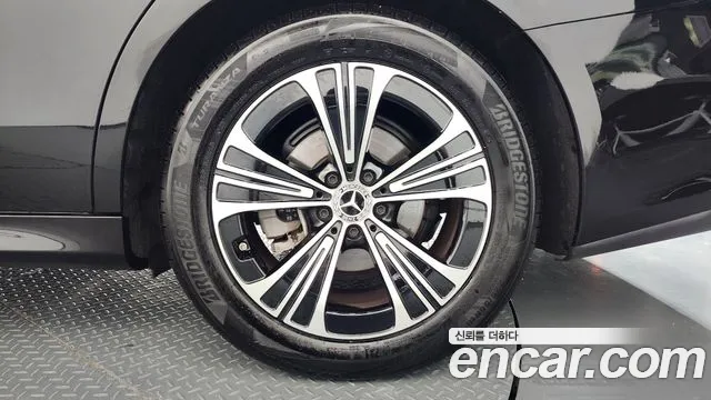 Mercedes-Benz E-Class — Фото автомобиля 20