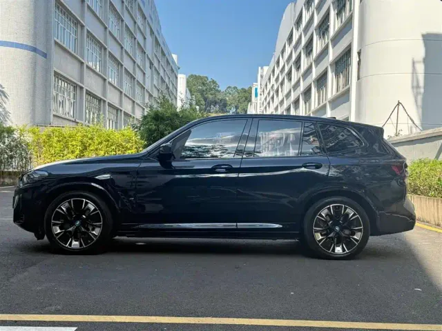 BMW iX3 — Фото автомобиля 9