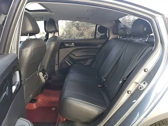 Roewe i5 — Фото автомобиля 16