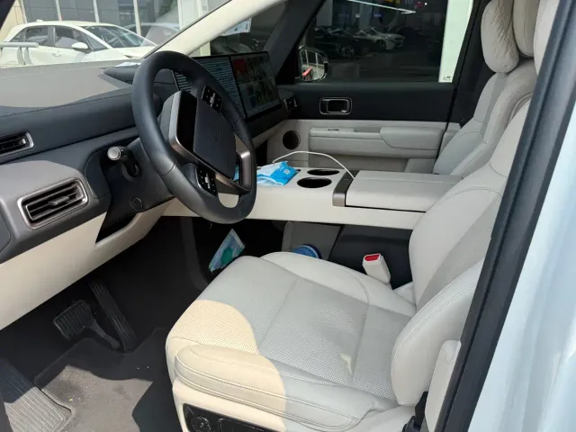 Li Auto MEGA — Фото автомобиля 3