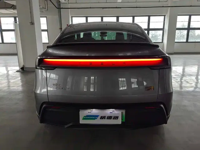 Tesla Model Y 2025 Rear-Wheel Drive — Фото автомобиля 5