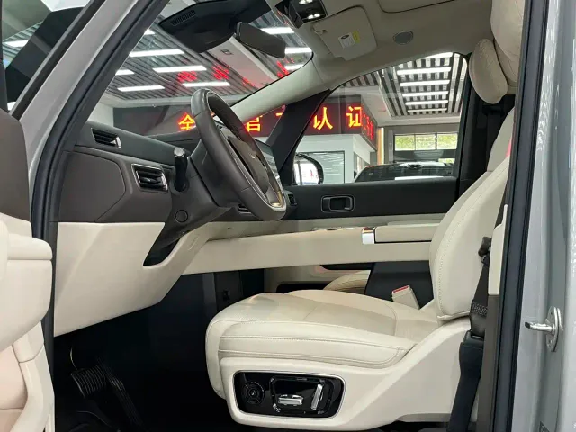 Li Auto MEGA — Фото автомобиля 3
