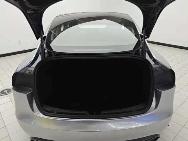 Tesla Model 3 — Фото автомобиля 4