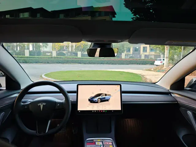 Tesla Model 3 — Фото автомобиля 6