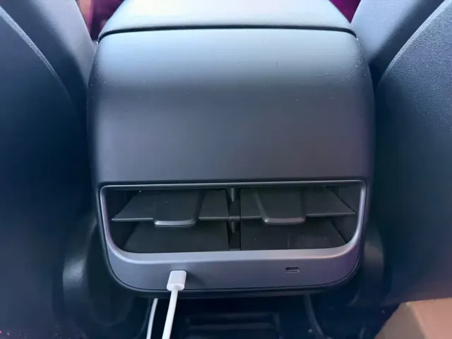 Tesla Model Y — Фото автомобиля 10
