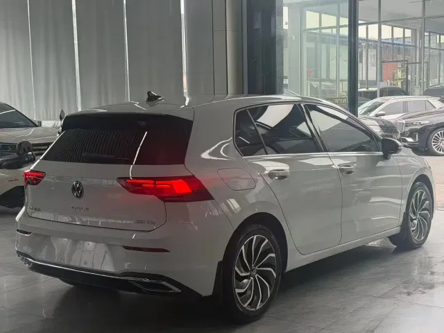 Volkswagen Golf — Фото автомобиля 12