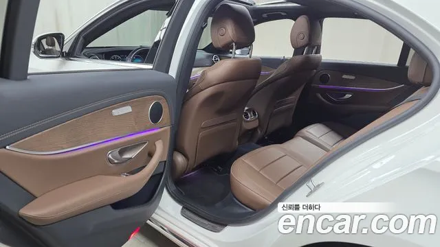 Mercedes-Benz E-Class — Фото автомобиля 12