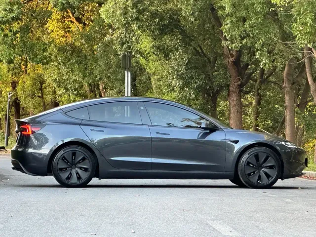 Tesla Model 3 — Фото автомобиля 2